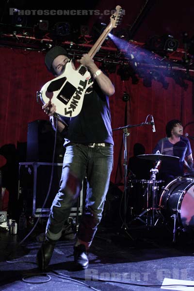 BLACK LIPS - 2009-05-28 - PARIS - Cabaret Sauvage - Cole Alexander - Joe Bradley